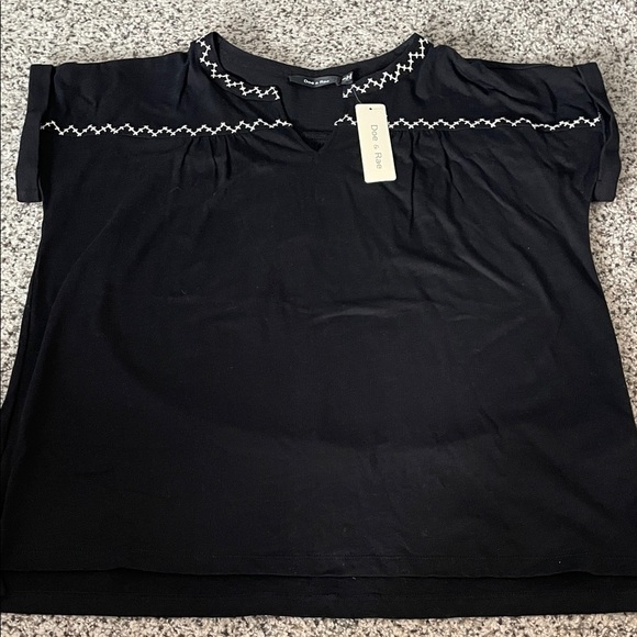 Doe & Rae Tops - Women’s Doe & Rae Black Top with White Embroidery size small